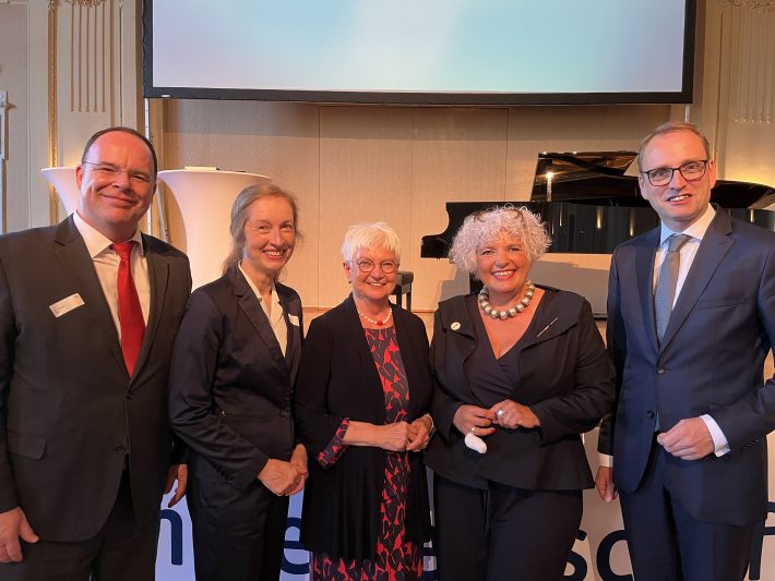 Foto mit DRK Präsidentin Hasselfeldt